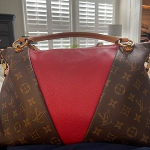 Authentic LV monogram hand handle or can also be shoulder strap
